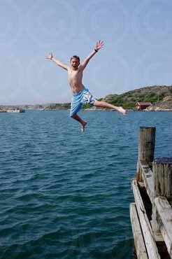 barn som hoppar från brygga.jpg