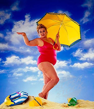 tjock kvinna stående i baddräkt och parasoll.jpg