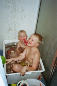 Hugo och Lucas badar 2