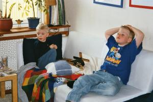 hugo och lucas tittar på TV 2002