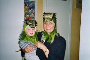 Hugo och mamma Erica utklädda till drakar 1999