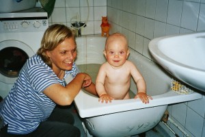 Hugo badar (mamma Erica är med) 1999