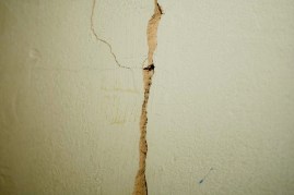spricka i väggen
