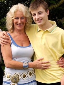 ung man gammal kvinna