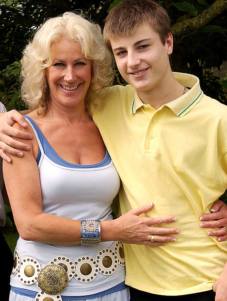 ung man gammal kvinna