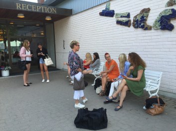 bonde-soker-fru-brevskrivare-vantan