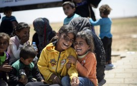 skrattande-barn-i-krig-2