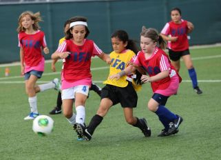 flickor som spelar fotboll.jpg