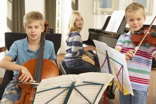 Barn spelar instrument.jpg